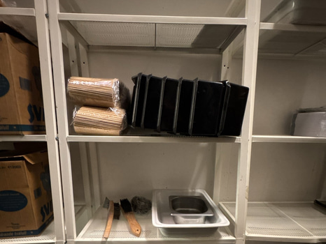 4 st. Hyllor inkl. innehåll