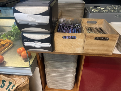 Brickor, bestick, servetthållare