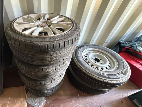 4 st. Friktionsdäck på aluminiumfälgar, kantstötta