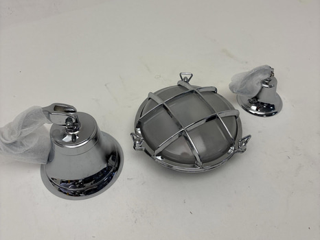 2 st. Bjällror och gallerlampa