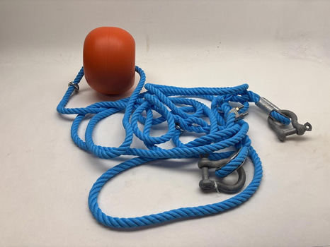 Förtöjningsboj med lina och tillhörande metallhakar