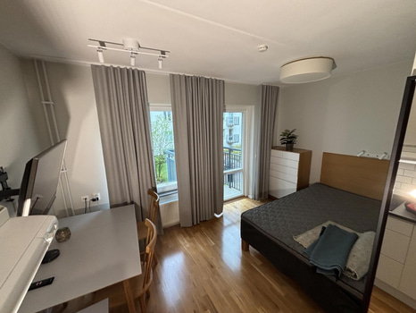 Inventarier till fullt möblerad enrummare - se alla bilder för komplett innehåll