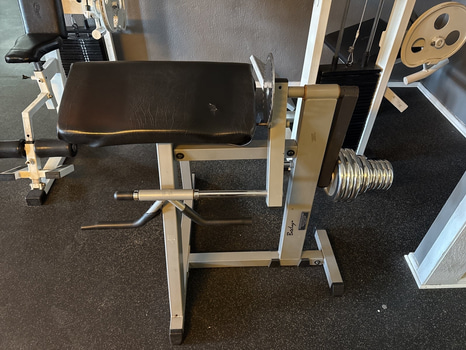 Preacher Curl Machine