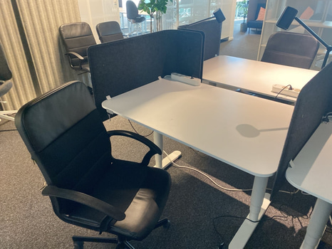 Höj- och sänkbart skrivbord Ikea Bekant, inkl. kontorsstol, skärm och skrivbordslampa