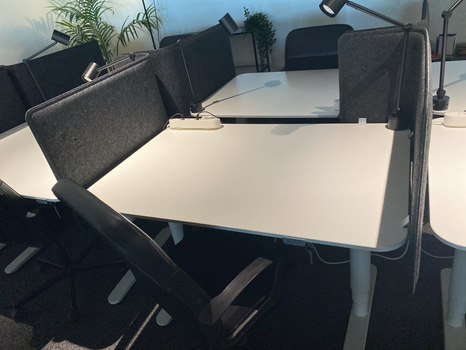 2 st. Höj- och sänkbart skrivbord Ikea Bekant, inkl. kontorsstol, skärm och skrivbordslampa
