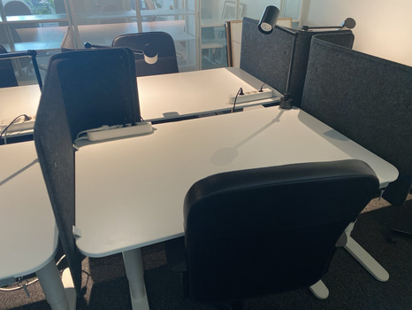 2 st. Höj- och sänkbart skrivbord Ikea Bekant, inkl. kontorsstol, skärm och skrivbordslampa