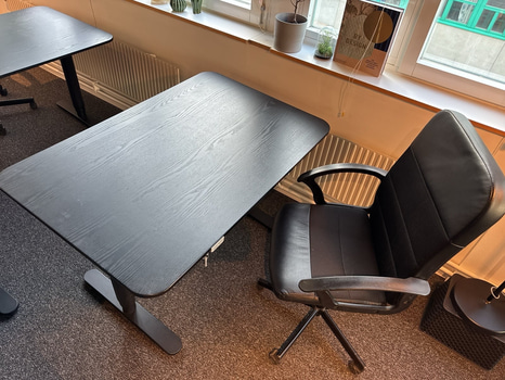 Höj- och sänkbart skrivbord Ikea Bekant, inkl. kontorsstol Ikea Renberget