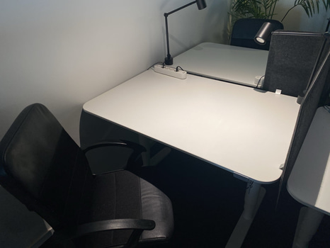 2 st. Höj- och sänkbart skrivbord Ikea Bekant, inkl. kontorsstol, skärm och skrivbordslampa