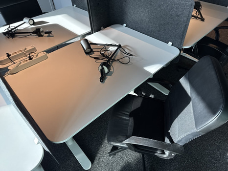 Höj- och sänkbart skrivbord Ikea Bekant, inkl. kontorsstol, skärm och skrivbordslampa