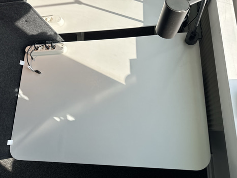 Höj- och sänkbart skrivbord Ikea Bekant, inkl skärm och skrivbordslampa