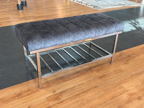 Bänk i grå sammet
