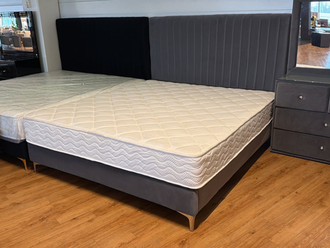 Säng med sänggavlar i grå sammet, 180x200 cm, samt spegelbyrå