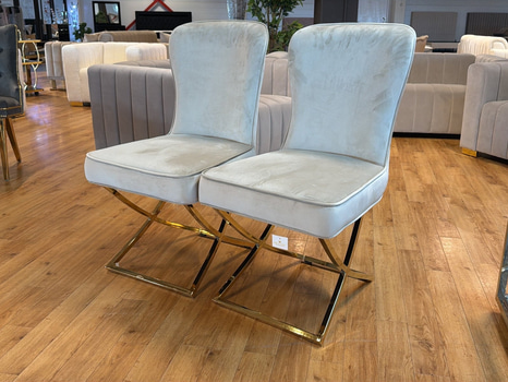 2 st stolar, beige sammet/ guld