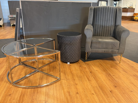 Fåtölj med sidobord och delbart soffbord