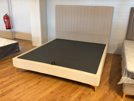 Säng med sänggavel i beige sammet, 180x200 cm