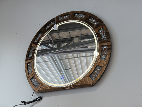 Rundad spegel med belysning