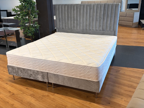 Säng med sänggavel i grå sammet, 180x200 cm