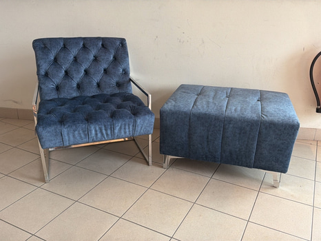 Fåtölj samt sittpuff, blå sammet