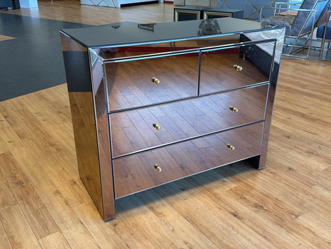 Byrå i bronsfärgat spegelglas