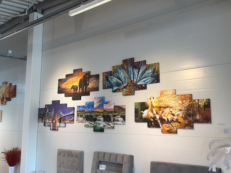 Parti tavlor på vägg, ca 30 st