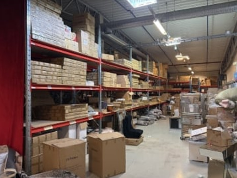 Stort lager med produkter, bl.a. speglar, mattor, lampor, barnartiklar och inredning