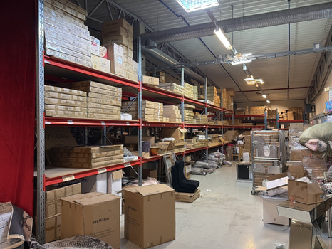 Stort lager med produkter, bl.a. speglar, mattor, lampor, barnartiklar och inredning