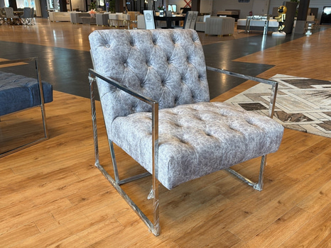 Fåtölj i grå sammet