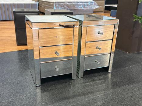 2 st sängbord i spegelglas