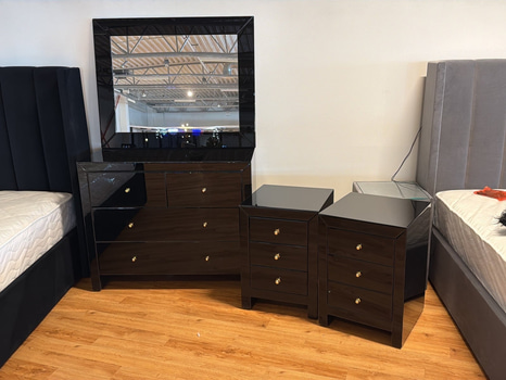 Sovrumsmöbel - byrå, spegel samt 2 sängbord, blanksvart