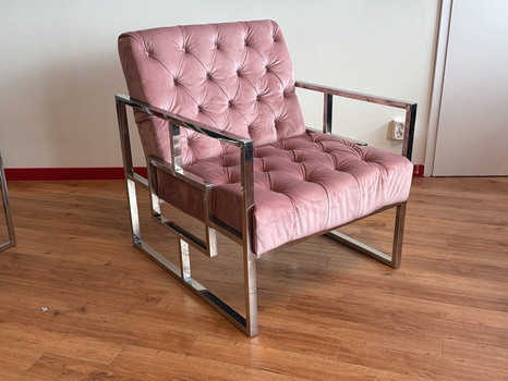 Fåtölj i rosa sammet