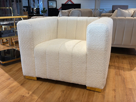 Fåtölj i vitt teddytyg