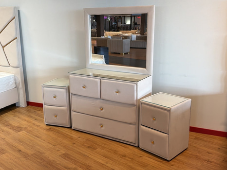 Sovrumsmöbel - spegelbyrå samt 2 sängbord, beige sammet