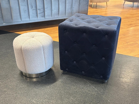 2 st sittpuffar/ fotpallar