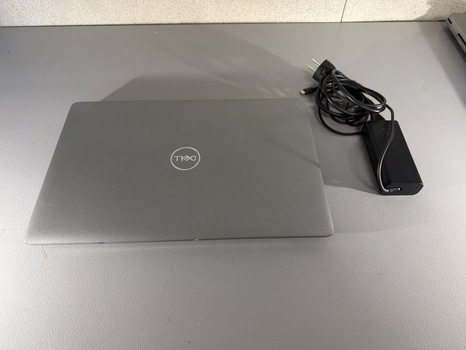 Bärbar dator Dell Modell: Latitude 5550 RAM: 16GB = 2x8 GB DDR5  Operativsystem: Windows Laddare medföljer: Ja Lagring: 512GB SSD
