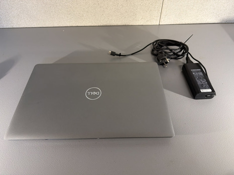 Bärbar dator Dell Modell: Latitude 5550 RAM: 16GB = 2x8 GB DDR5  Operativsystem: Windows Laddare medföljer: Ja Lagring: 512GB SSD
