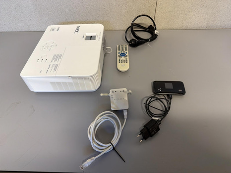 Projektor + nätverksutrustning – komplett paket