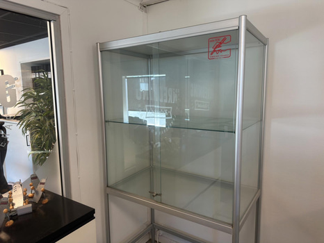 Vitrinskåp, glas och aluminium, 102 cm brett