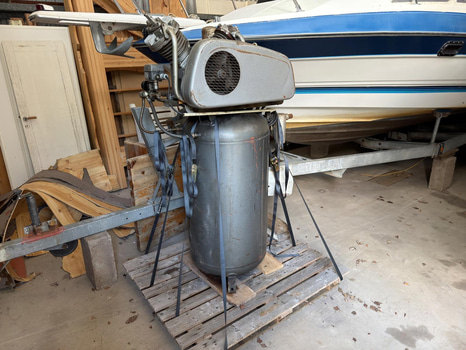 Atlas Copco industrikompressor på trycktank