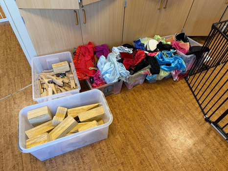 Kläder för utklädnad, klossar och tågbana