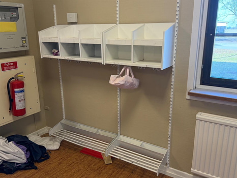 Väggmonterad klädhylla, vit