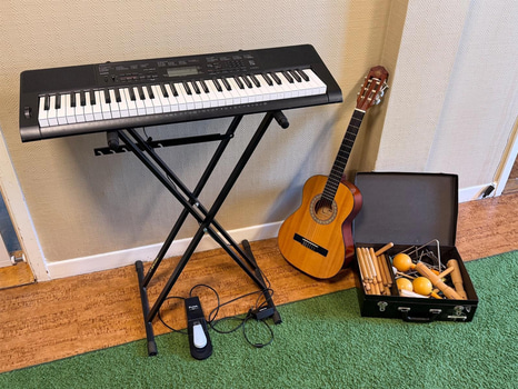 Musikinstrument - Casio keyboard, gitarr, trianglar m.m.