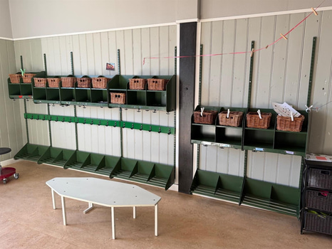 Väggmonterad klädhylla, grön