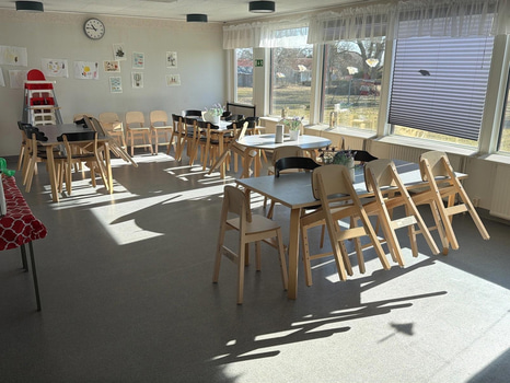 Matsalsmöbler, bord och stolar - 7 bord samt 36 stol, Lekolar