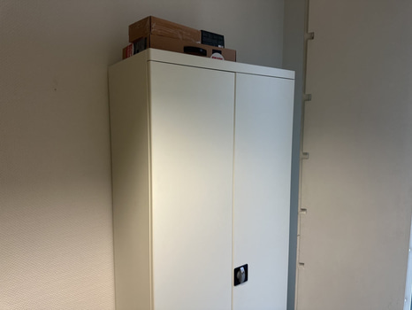 ArkivSkåp, tvådörrars, vit, låsbart med innehåll.