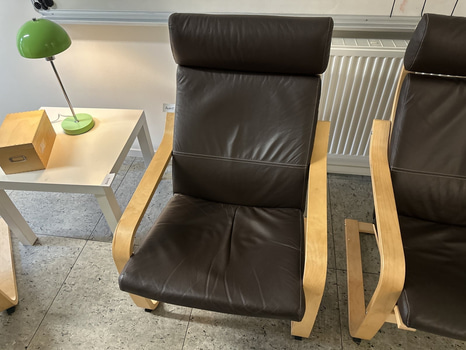 2 st fåtöljer, trästomme, mörkbrun läderimitation