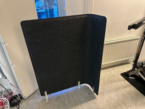 Skärm, mörkgrå tygpanel