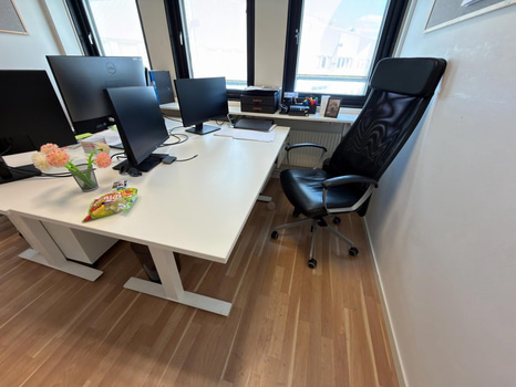 Höj- sänkbart skrivbord med stol från Ikea inkl. 2 st. datorskärmar