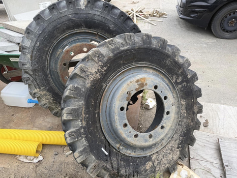 Dual wheels for wheeled excavator