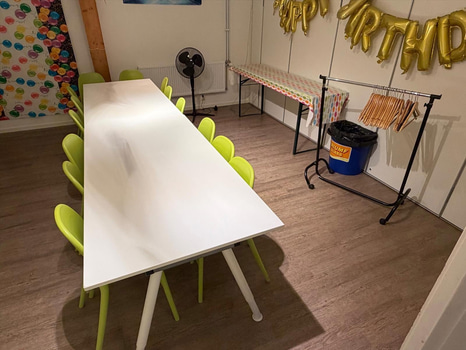 Kalasrum 2 - 14 stol IKEA Urban samt 2 bord samt avlastningsbord