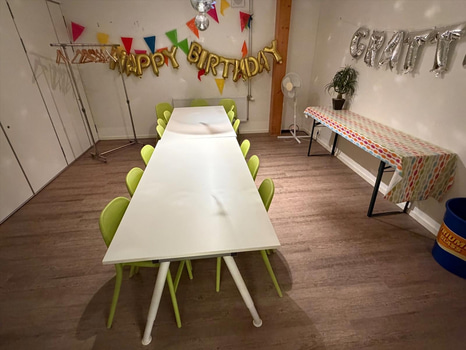 Kalasrum 3 - 15 stol IKEA Urban samt 2 bord samt avlastningsbord